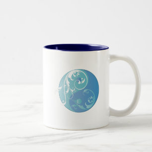 Scrolling Yin & Yang (Earth Blues) Zweifarbige Tasse