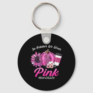 Scrub Life Im Oktober tragen wir Pink Brustkrebs F Schlüsselanhänger
