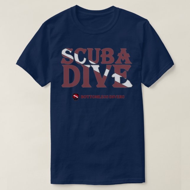 Scuba Dive Pocket Buchstaben mit dunkelroter Flagg T-Shirt (Design vorne)