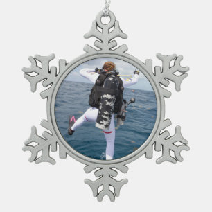 Scuba Diver Jump Schneeflocken Zinn-Ornament