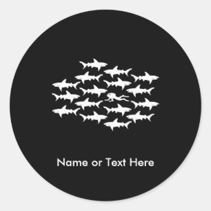 Scuba Diver Schwimmen mit einer Haifischschule Runder Aufkleber