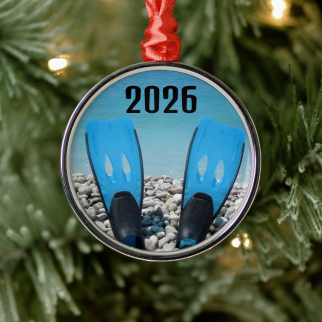 Scuba Diving Fins auf dem Beach Ornament Aus Metall (Baum)