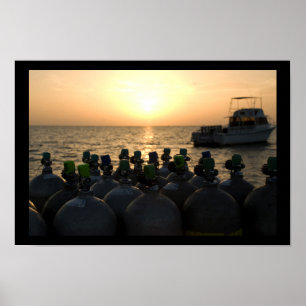 Scuba Tanks und Tauchboot bei Sonnenaufgang Poster