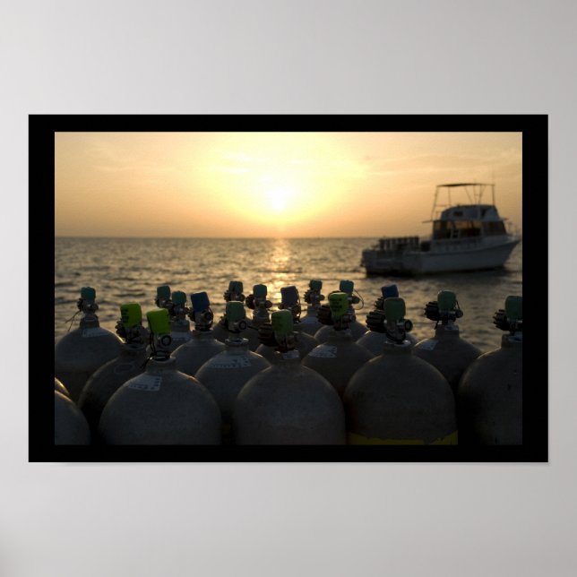 Scuba Tanks und Tauchboot bei Sonnenaufgang Poster (Vorne)