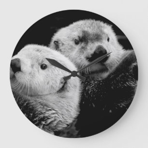 Sea Otters: Schwarz-weißes Paar. Große Wanduhr