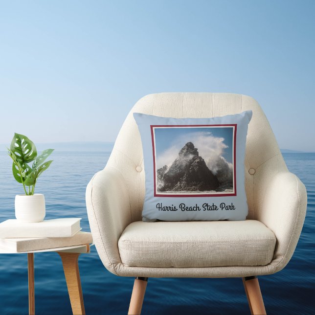 Sea Spray on Seastack im Harris Beach Staat Park Kissen (Von Creator hochgeladen)