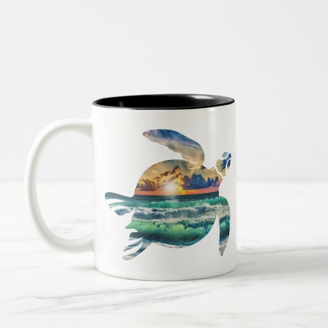 Sea Turtle Sunset Beach Zweifarbige Tasse (Links)