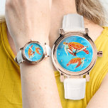 Sea Turtles Marine Life Blue Water Armbanduhr<br><div class="desc">Feines und helles Gesicht der Meeresschildkröte mit Bandfarben. Hier als Kinderuhr gebaut,  aber dieses illustrierte,  zwei Schildkrötendesign,  Set über Meerwasser aus Aquamarine,  sieht auch auf einer Damen- oder Herrenuhr gut aus.</div>