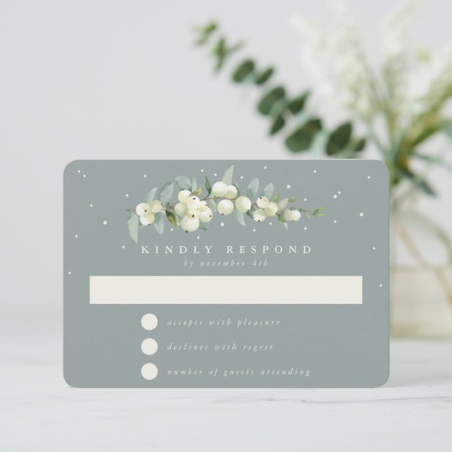 Seafoam Green Snowberry+Eucalyptus Garland Wedding RSVP Karte (Stehend Vorderseite)