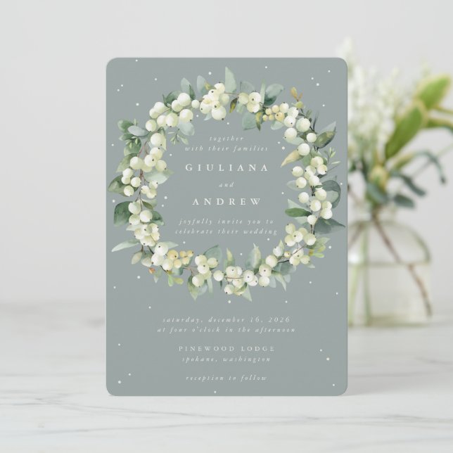Seafoam Green Snowberry+Eucalyptus Wreath Wedding Einladung (Stehend Vorderseite)