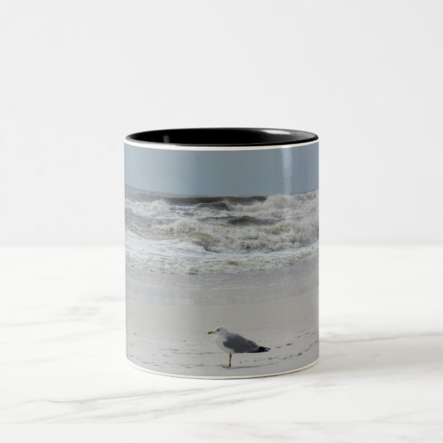 Seagull am Strand Zweifarbige Tasse (Mittel)