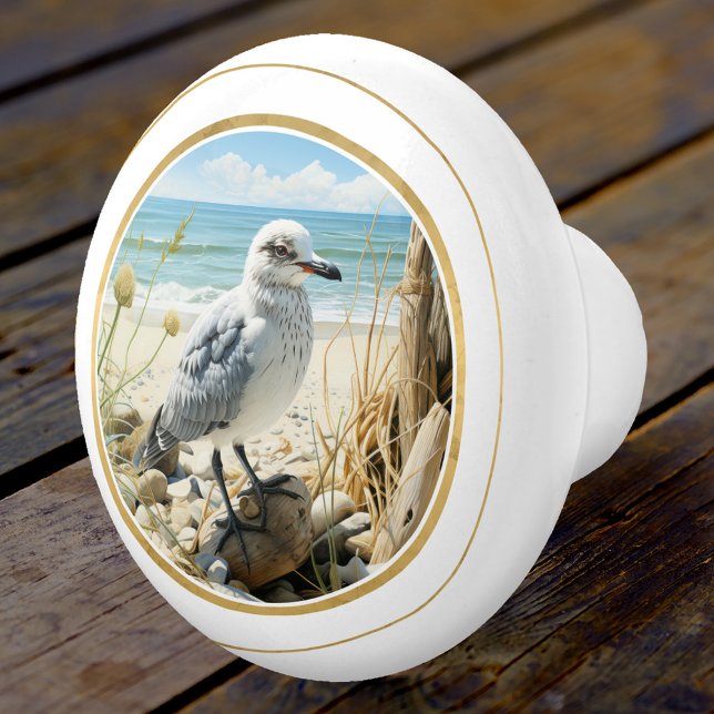 Seagull Beach Coastal Keramikknauf (An elegant ceramic door knob featuring a young seagull at the beach with a gold stylized lining)