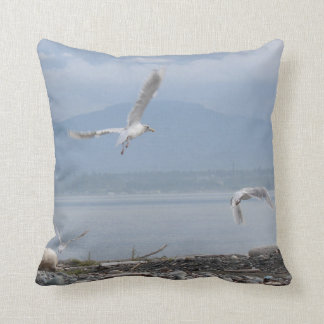 Seagull Flight Throw Kissen