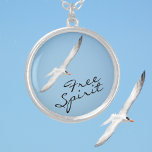 Seagull in Flight Blue Sky Free Spirit Versilberte Kette<br><div class="desc">Inspiriert durch die Freiheit der Möwen in der Flucht gegen einen klaren blauen Himmel,  kann diese Halskette inspiriert und anerkennen den freien Geist der Frau,  die diesen wunderschönen Schatz trägt. Alle Bilder sind Originalfotografie von Seevögeln an der Küste von JLW_FOTOGRAFIE</div>
