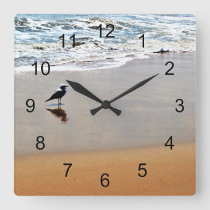 Seagull Reflection with Sand and Ocean Beach Quadratische Wanduhr