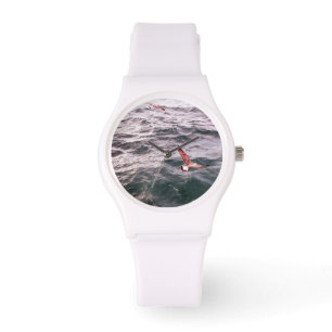 SEAGULLE, DIE ÜBER DEN MEERESWELLEN FLIEGEN ARMBANDUHR