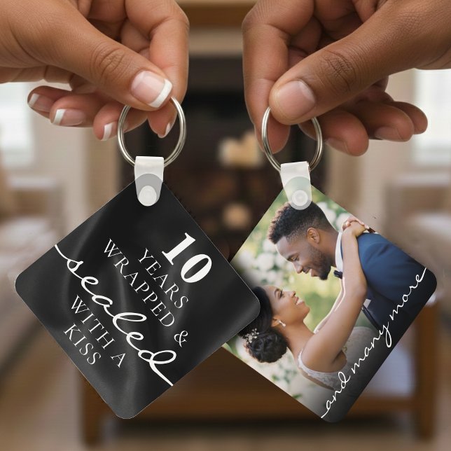 Sealed with a Kiss Black 10th Birthday Anniversary Schlüsselanhänger (Von Creator hochgeladen)