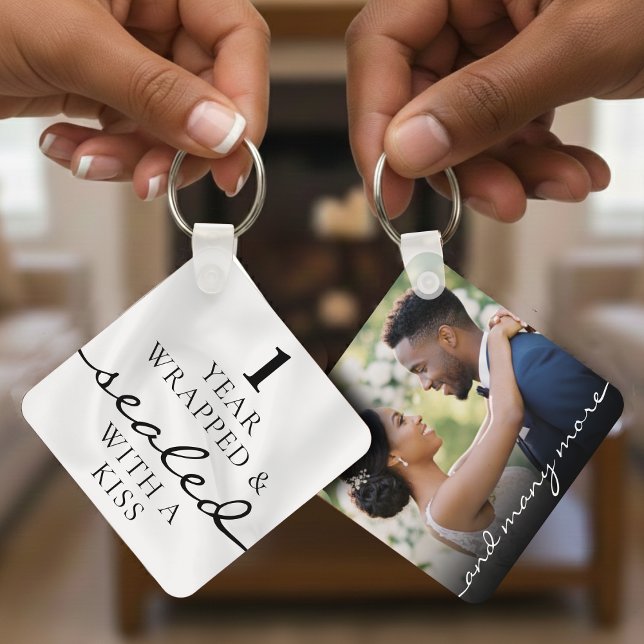 Sealed with a Kiss White 1st Birthday Anniversary Schlüsselanhänger (Sealed with a Kiss White 1st Birthday Anniversary Keychain
)