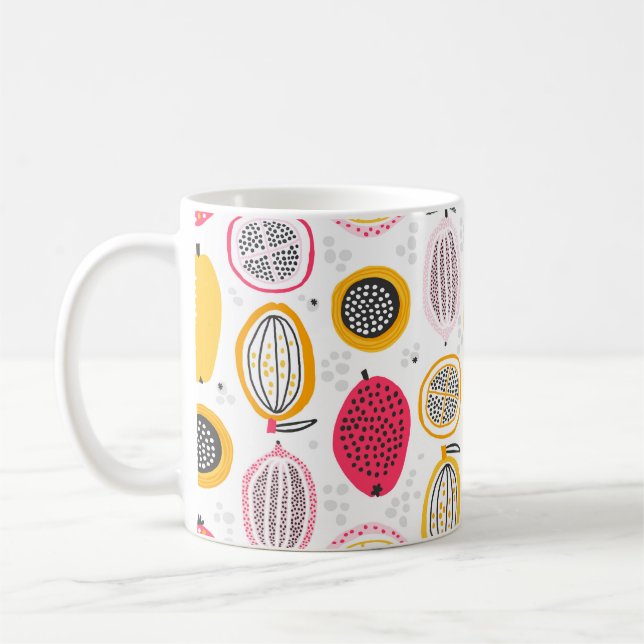 Seamless pattern with hand drawn exotic fruits. Ab Kaffeetasse (Links)