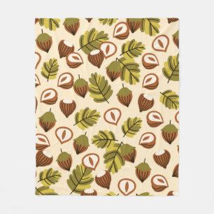 Seamless pattern with hazelnut leaves and acorns. fleecedecke