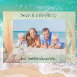 Seas and Greetings Beach Foto Feiertagskarte<br><div class="desc">Seas and Greetings ist eine einzigartige und festliche Möglichkeit, Ihren Strandurlaub mit Lieben während der Ferienzeit zu teilen. Unsere Beach Foto Holiday Cards erfassen die Wärme und den Geist Ihres tropischen Urlaubs und bringen Ihre Freunde und Familie in ein Paradies an der Küste. Mit dem Fokus auf Strand-, Küsten- und...</div>