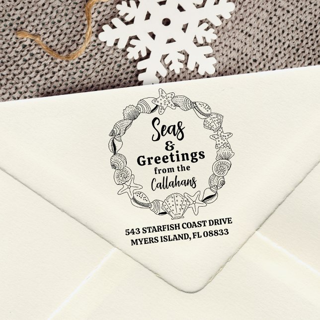 Seas and Greetings Rücksendeadresse Seashell Wreat Gummistempel (Elevate your holiday cards with this beautiful hand drawn seashell wreath return address stamp)