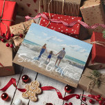 Seas & Greetings Beach Family Foto Weihnachtskarte Feiertagskarte<br><div class="desc">Weihnachts-Grußkarte in einem am Strand inspirierten "Seas & Greetings" Foto-Design. Angepasst mit Ihrem Foto und dem Namen Ihrer Familie. Diese Weihnachtskarte am Strand kehrt zu einem blau-weiß gestreiften nautischen Streifen auf der Rückseite zurück.</div>