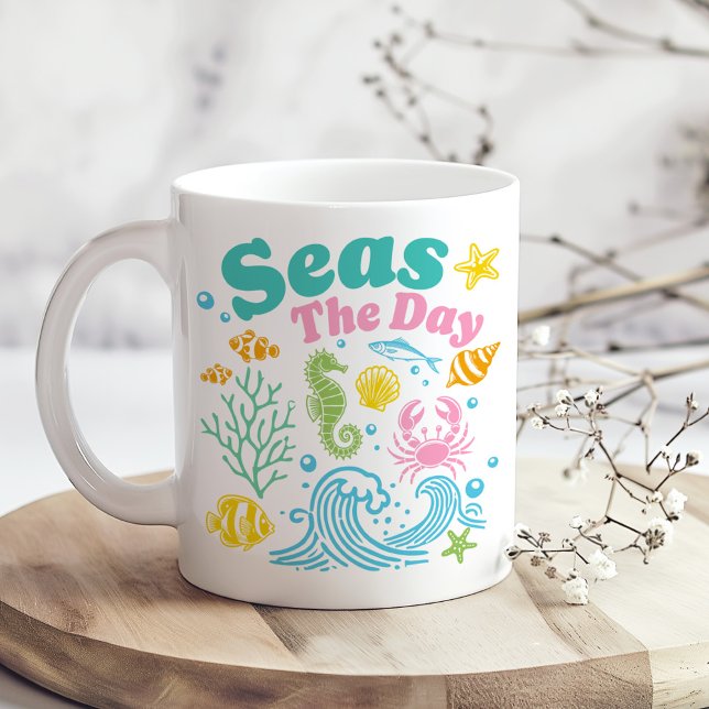 "Seas the Day" Boho farbenfrohe Küste Kaffeetasse ("Seas the Day" Boho Colorful Coastal Coffee Mug on a boho kitchen table with tiny white flowers)