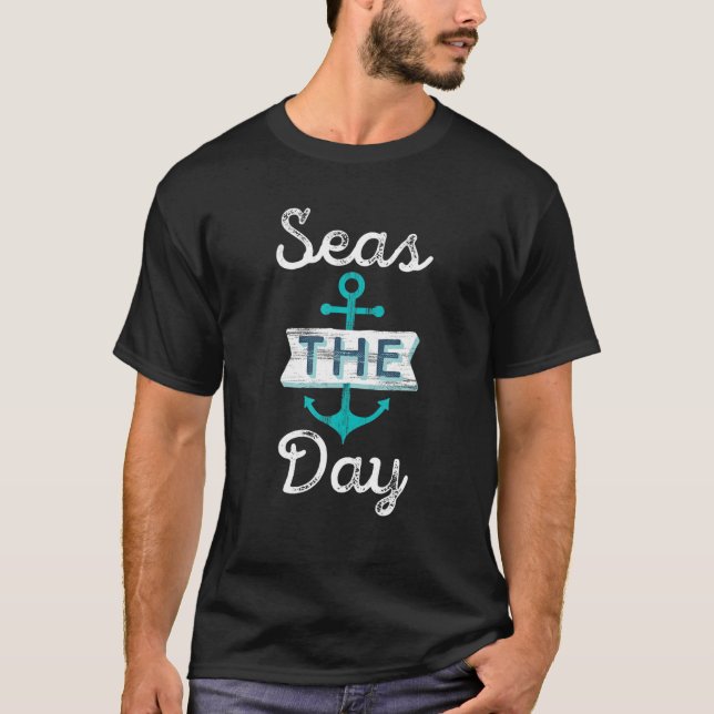 Seas The Day Funny Crun Pun Sprichwort Bootfahren  T-Shirt (Vorderseite)