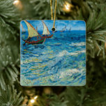 Seascape bei Saintes-Maries | Vincent van Gogh Keramikornament<br><div class="desc">Die Seascape von Vincent van Gogh (1888) auf Saintes-Maries (1888) erfasst die lebendige Bewegung des Meeres entlang der Küste von Saintes-Maries-de-la-Mer in Südfrankreich. Dieses Gemälde zeigt Van Gogh's energetische Pinselstriche und den kühlen Farbgebrauch. Es zeigt Fischerboote auf dem Wasser mit Wellen unter einem kuscheligen Himmel. Die dynamische Komposition vermittelt die...</div>