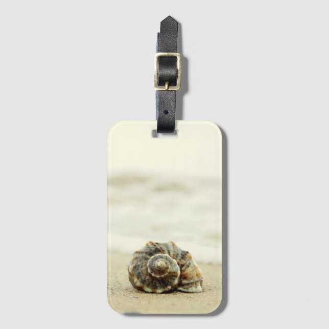 Seashell allein auf Strand Gepäckanhänger (Vorderseite Vertikal)