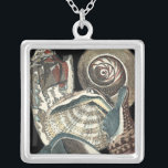 Seashell Anthology Versilberte Kette<br><div class="desc">Dieses Kunstwerk von Vision Studio erfasst einige der besten Meereslebewesen. Dieses rustikale Kunstwerk dieser verschiedenen Formen und Größen von Conch Muscheln. Dies ist ein einzigartiges Kunstwerk dieser Seashell Anthology Stücke.</div>