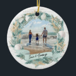 Seashell Beach Tropischer Kranz mit Foto Keramik Ornament<br><div class="desc">Schöne tropische Kränze Foto mit Muscheln,  Seestern und Sand Dollar. Fügen Sie einen beliebten Urlaub oder Familienurlaub hinzu und bearbeiten Sie den Text nach Belieben.</div>