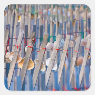 Seashell dekorierter Dünenzaun Quadratischer Aufkleber