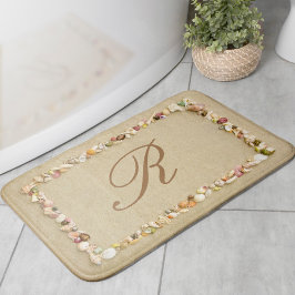 Seashell Frame on Beach Sand mit Monogram Badematte