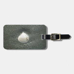 Seashell im Sand: Ein salziges Souvenir Gepäckanhänger