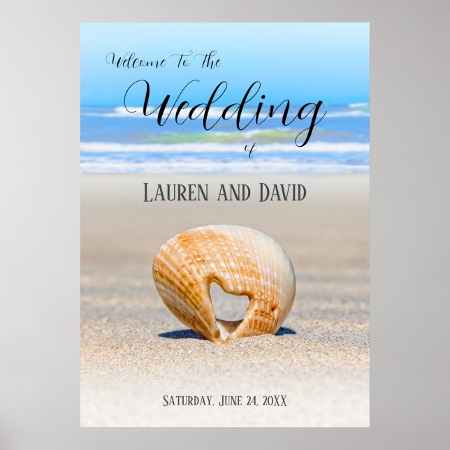 Seashell mit einem Herz auf Sand am Strand, Poster (Vorne)