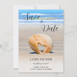 Seashell mit einem Herz auf Sand am Strand, Save The Date