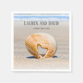 Seashell mit einem Herz auf Sand am Strand, Serviette
