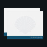 Seashell mit Navy Blue Band Family Stationierung Mitteilungskarte<br><div class="desc">Dieses Design verfügt über eine verblasste Muschel im Hintergrund mit einem Band unten für Ihren Namen/Text. Klicken Sie auf die Schaltfläche Anpassen, wenn Sie die Designelemente anpassen und/oder den Text weiter verändern möchten! Variationen dieses Designs, zusätzliche Farben sowie koordinierende Produkte sind in unserem Shop, zazzle.com/store/doodlelulu verfügbar. Kontaktieren Sie uns, wenn...</div>