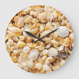 Seashell strukturierte Sommer Strand Hintergrund. Große Wanduhr