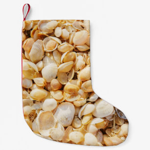 Seashell strukturierte Sommer Strand Hintergrund. Kleiner Weihnachtsstrumpf