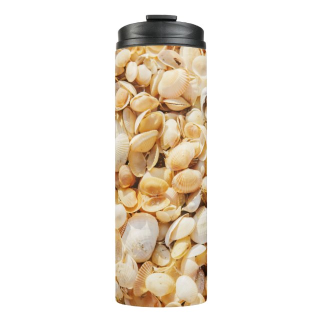 Seashell strukturierte Sommer Strand Hintergrund. Thermosbecher (Vorderseite)