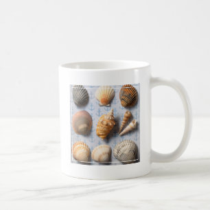 Seashells auf Anker-Hintergrund Tasse