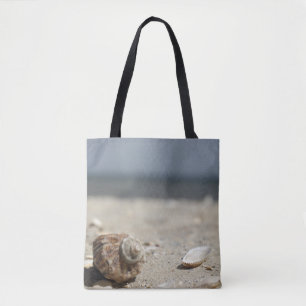 Seashells auf Sand durch das Meer