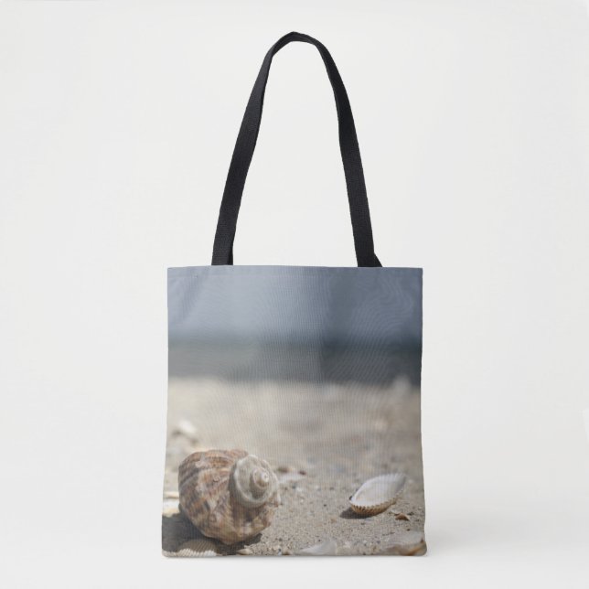 Seashells auf Sand durch das Meer (Vorderseite)