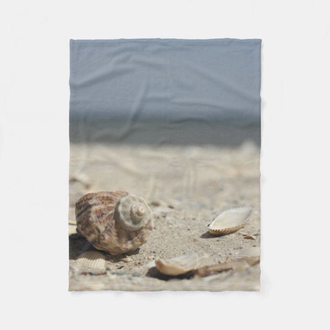 Seashells auf Sand durch das Meer Fleecedecke (Vorderseite)