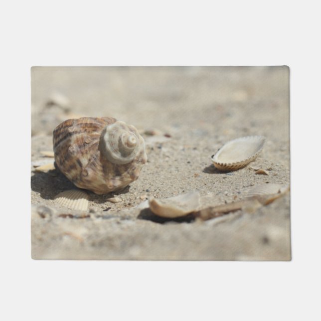 Seashells auf Sand durch das Meer Fußmatte (Vorderseite)