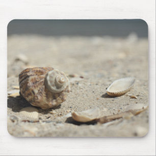 Seashells auf Sand durch das Meer Mousepad