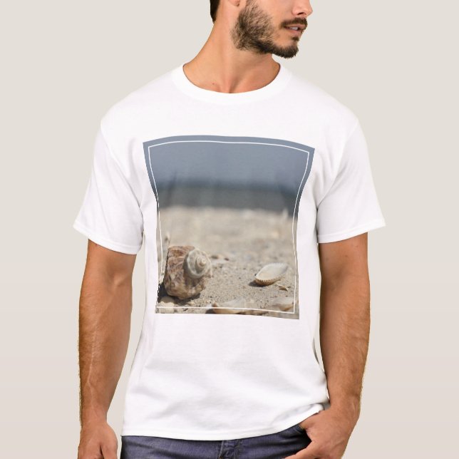 Seashells auf Sand durch das Meer T-Shirt (Vorderseite)